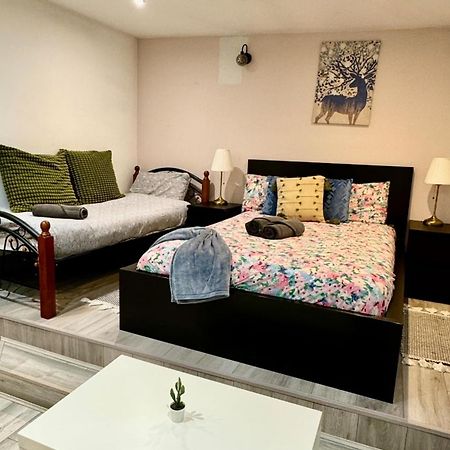 Acton High Street Apartment Лондон Екстериор снимка
