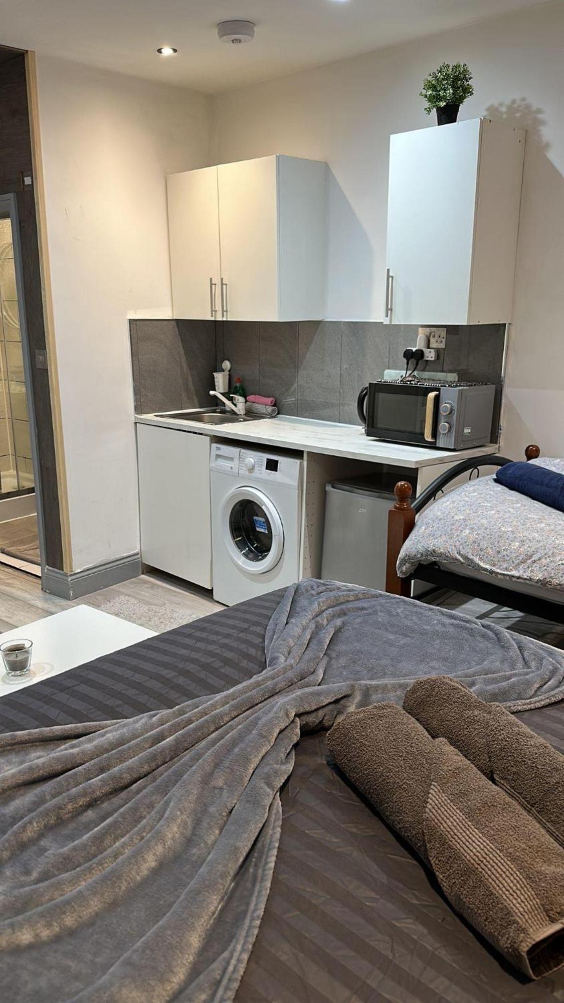 Acton High Street Apartment Лондон Екстериор снимка