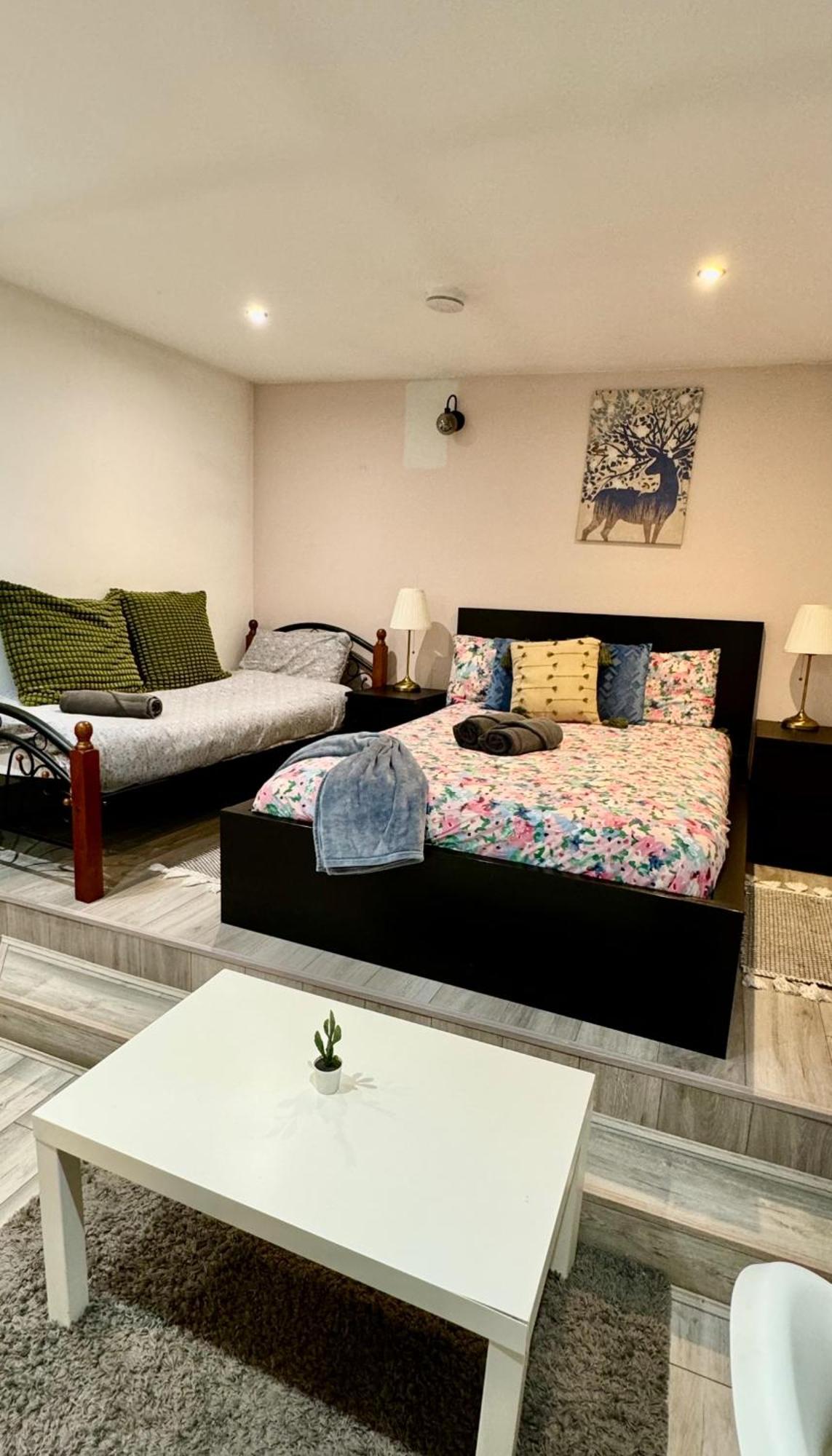 Acton High Street Apartment Лондон Екстериор снимка