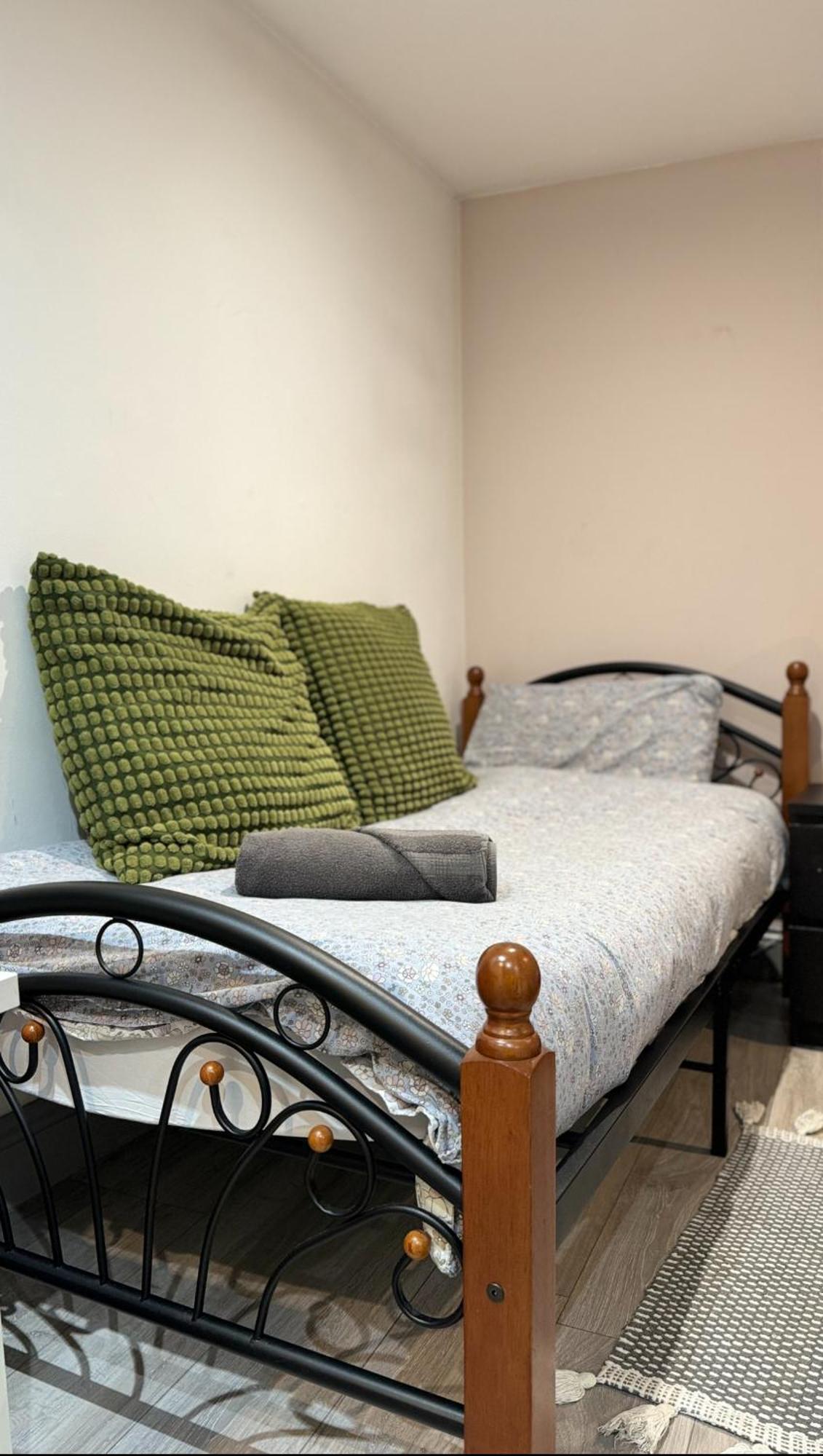 Acton High Street Apartment Лондон Екстериор снимка